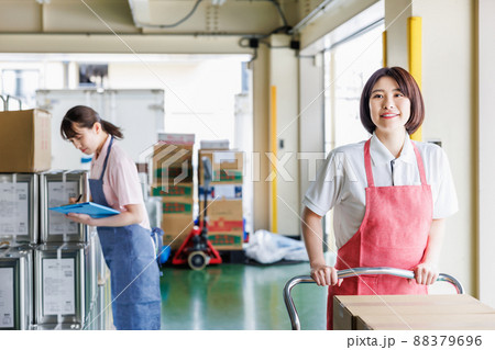 倉庫で作業を行う女性スタッフ 倉庫で作業を行う女性スタッフ 88379696