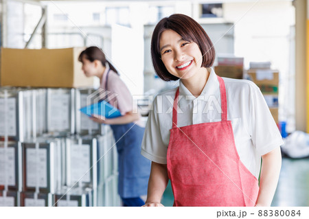 倉庫で作業を行う女性スタッフ 倉庫で作業を行う女性スタッフ 88380084