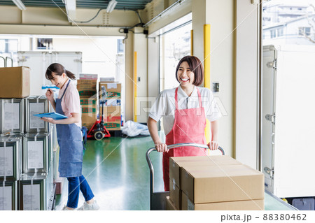 倉庫で作業を行う女性スタッフ 88380462