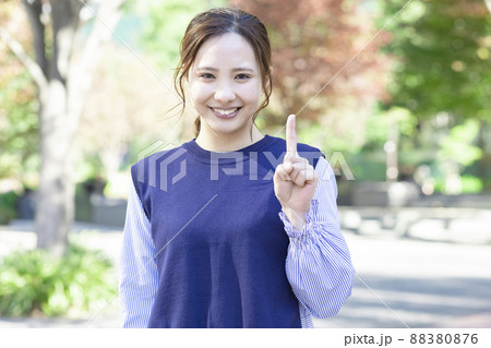 指差しポーズの女性 指差しポーズの女性 88380876