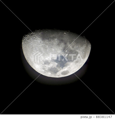 The moon after the first quarter for 2 days and taken while the moonset saw the rabbit headlong. The moon after the first quarter for 2 days and taken while the moonset saw the rabbit headlong. 88381147