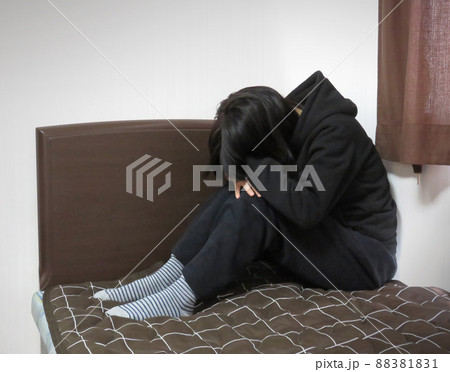 自室のベッドの上で落ち込む女性 自室のベッドの上で落ち込む女性 88381831