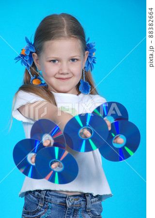 The girl holds 6 CD The girl holds 6 CD 88382664