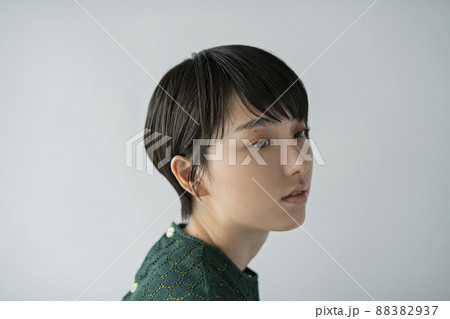 ショートヘアの女性 ショートヘアの女性 88382937