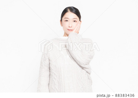 頬に手を当てて歯が痛いジェスチャーをする女性 88383436