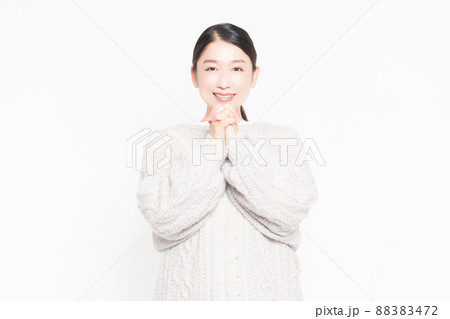 指を組んでお願いする女性 指を組んでお願いする女性 88383472