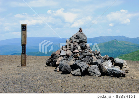 活火山　秋田駒ケ岳　しゃくなげコース　焼森山頂のケルン 88384151