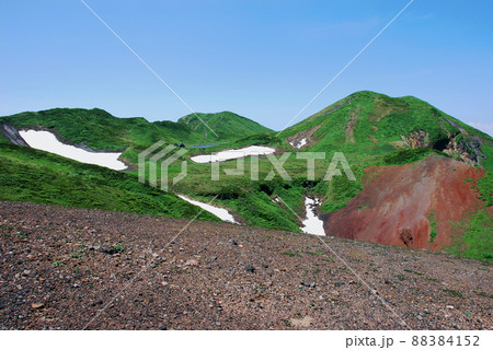 活火山　秋田駒ケ岳　しゃくなげコース　焼森山頂から見上げる男女岳と男岳 88384152
