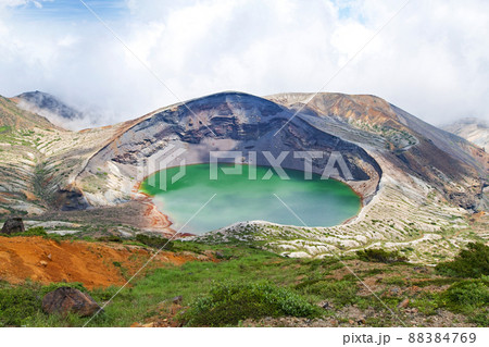 宮城県/ 夏の雲と緑鮮やかな蔵王御釜（お釜） 88384769
