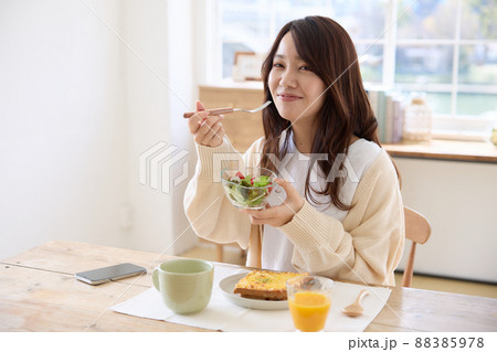 朝食をとる女性 朝食をとる女性 88385978
