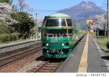 ゆふいんの森号(春の南由布駅) ゆふいんの森号(春の南由布駅) 88387792