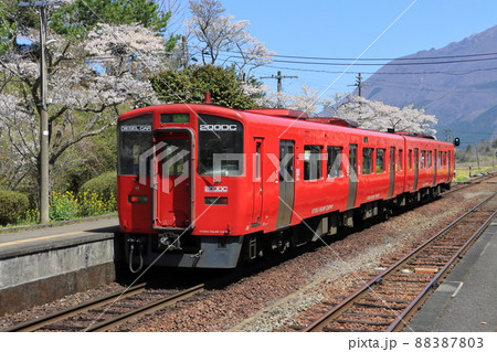 電車（春の南由布駅） 88387803