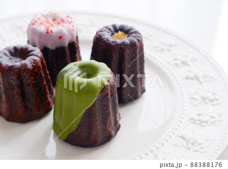 カヌレと白い皿 88388176