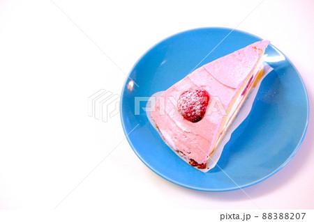 苺のケーキと水色の皿 88388207