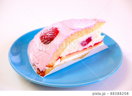 苺のケーキと水色の皿 88388208
