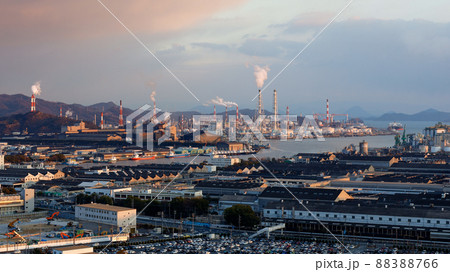 岡山県倉敷市の亀島山花と緑の丘公園から見た水島コンビナート 岡山県倉敷市の亀島山花と緑の丘公園から見た水島コンビナート 88388766