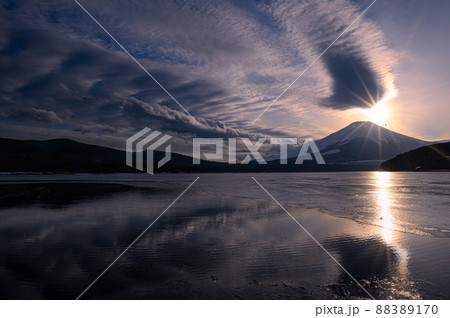 （山梨県）夕暮れの山中湖と富士山のシルエット 88389170