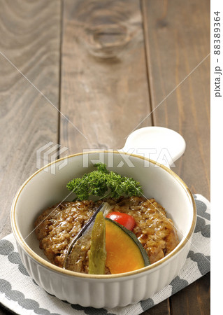 粗びきのハンバーグステーキに野菜の煮浸しとパセリを添えて 88389364