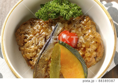 粗びきのハンバーグステーキに野菜の煮浸しとパセリを添えて(俯瞰) 粗びきのハンバーグステーキに野菜の煮浸しとパセリを添えて(俯瞰) 88389387