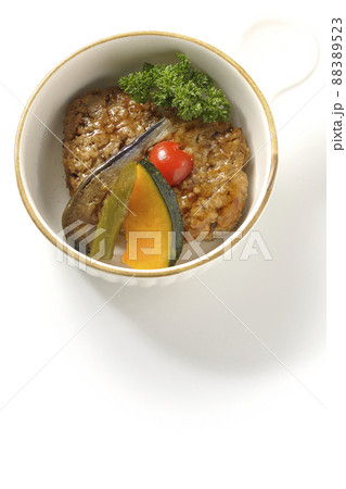 粗びきのハンバーグステーキに野菜の煮浸しとパセリを添えて（白背景） 88389523