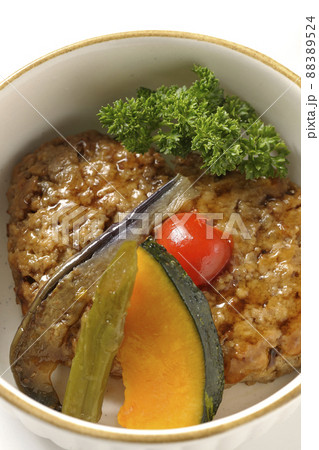 粗びきのハンバーグステーキに野菜の煮浸しとパセリを添えて（白背景） 88389524