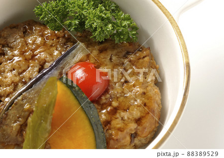 粗びきのハンバーグステーキに野菜の煮浸しとパセリを添えて(白背景) 粗びきのハンバーグステーキに野菜の煮浸しとパセリを添えて(白背景) 88389529