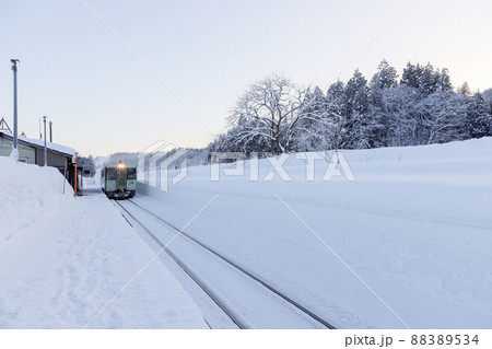 JR飯山線・越後岩沢駅　単行列車と雪景色の早朝 88389534