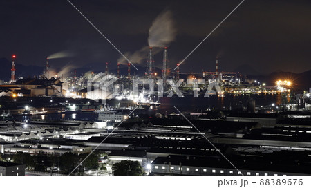 岡山県倉敷市の亀島山花と緑の丘公園から見た水島コンビナートの工場夜景 岡山県倉敷市の亀島山花と緑の丘公園から見た水島コンビナートの工場夜景 88389676