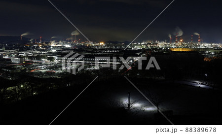 岡山県倉敷市の亀島山花と緑の丘公園から見た水島コンビナートの工場夜景 岡山県倉敷市の亀島山花と緑の丘公園から見た水島コンビナートの工場夜景 88389678