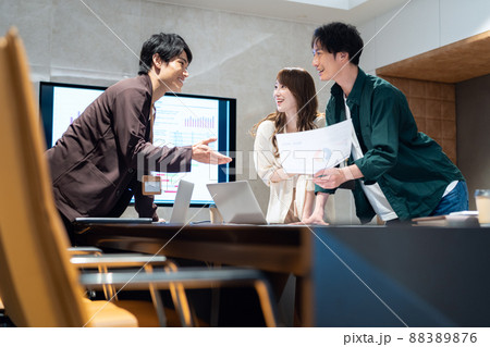 会議　ビジネス　オフィス　エンジニア　撮影協力：WEEK芝大門（サンフロンティア不動産） 88389876