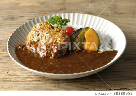 野菜の煮浸しとパセリ添えの粗びきハンバーグカレー 野菜の煮浸しとパセリ添えの粗びきハンバーグカレー 88389955