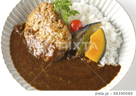 野菜の煮浸しとパセリ添えの粗びきハンバーグカレーを白背景で俯瞰撮影 野菜の煮浸しとパセリ添えの粗びきハンバーグカレーを白背景で俯瞰撮影 88390089