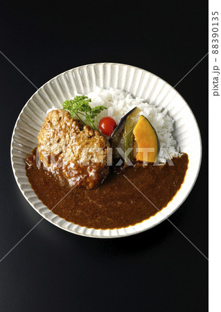 野菜の煮浸しとパセリ添えの粗びきハンバーグカレーを黒背景で俯瞰撮影 88390135