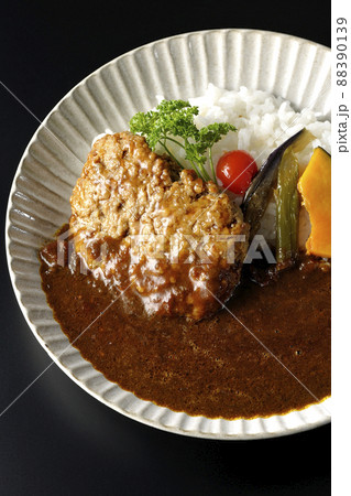 野菜の煮浸しとパセリ添えの粗びきハンバーグカレーを黒背景で俯瞰撮影 野菜の煮浸しとパセリ添えの粗びきハンバーグカレーを黒背景で俯瞰撮影 88390139