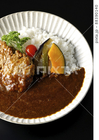 野菜の煮浸しとパセリ添えの粗びきハンバーグカレーを黒背景で俯瞰撮影 野菜の煮浸しとパセリ添えの粗びきハンバーグカレーを黒背景で俯瞰撮影 88390140