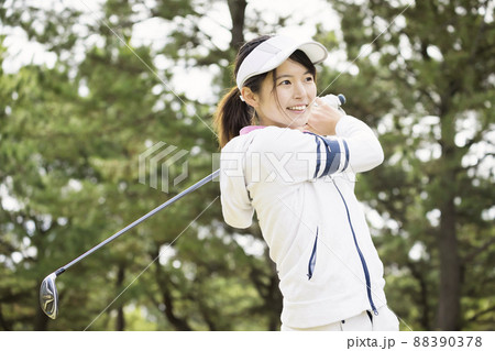ティーショットを打つゴルフ女子 88390378