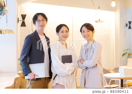 働く人々 3人 働く人々 3人 88390411