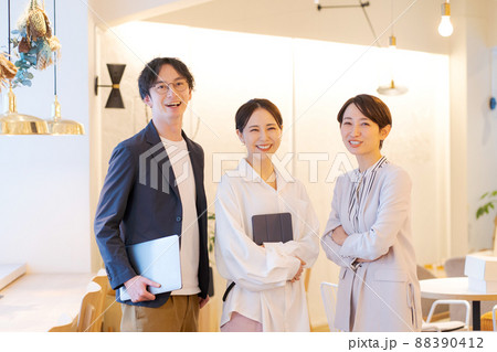 働く人々 3人 働く人々 3人 88390412