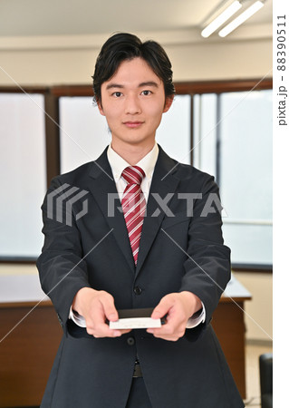 名刺を差し出す男性 88390511