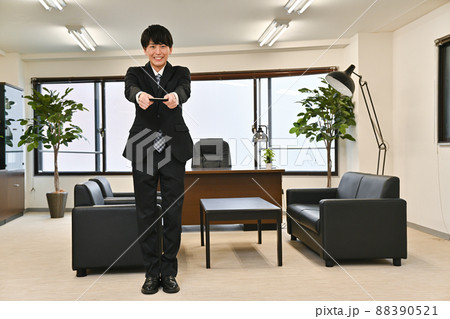 笑顔で名刺を差し出す男性 笑顔で名刺を差し出す男性 88390521