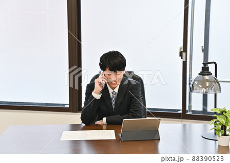 ディスクで電話をする男性 88390523
