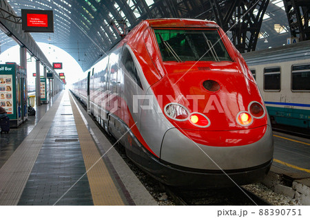 ミラノ中央駅に停車中のイタリア高速列車（フィレッチャロッサ） 88390751