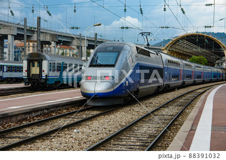 パリ・モンパルナス駅に停車中のフランス高速列車（TGV) 88391032