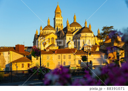 Early morning in the city of Perigueux. Cathedral of Saint-Front Early morning in the city of Perigueux. Cathedral of Saint-Front 88391071