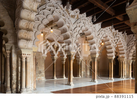 Moorish-Taifa halls in Aljaferia Palace in Zaragoza 88391115