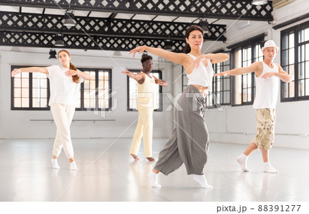 Group of young people learning modern dance movements 88391277