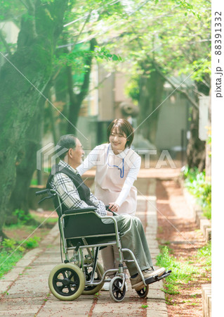 車椅子　介護　新緑　シニア 88391332