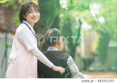 車椅子　介護　新緑　シニア 88391345