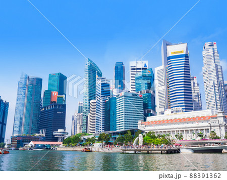 シンガポール　マーライオンとマリーナ・ベイの摩天楼 88391362