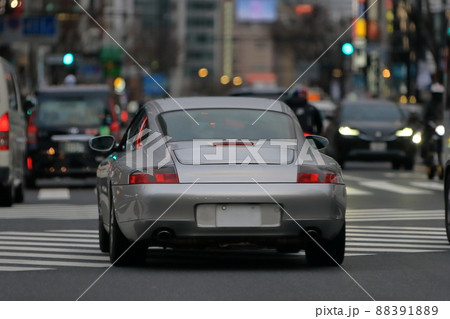 街中を走るスポーツカー イメージ 街中を走るスポーツカー イメージ 88391889